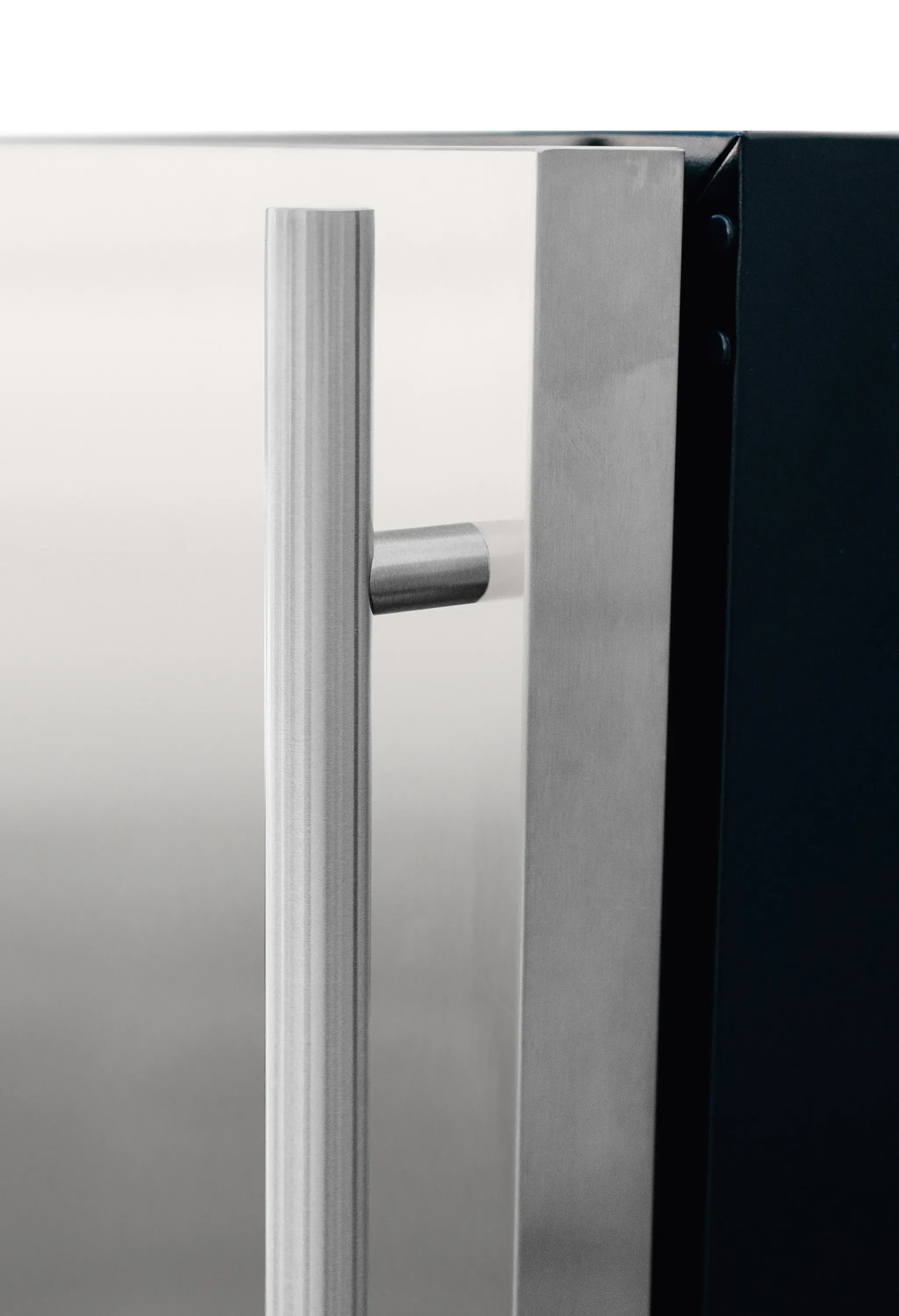 TrueFlame 24-Inch 5.1 Cu. Outdoor Rated Fridge with Right Hinge (AMD-RFR-24S-A) - Image 4