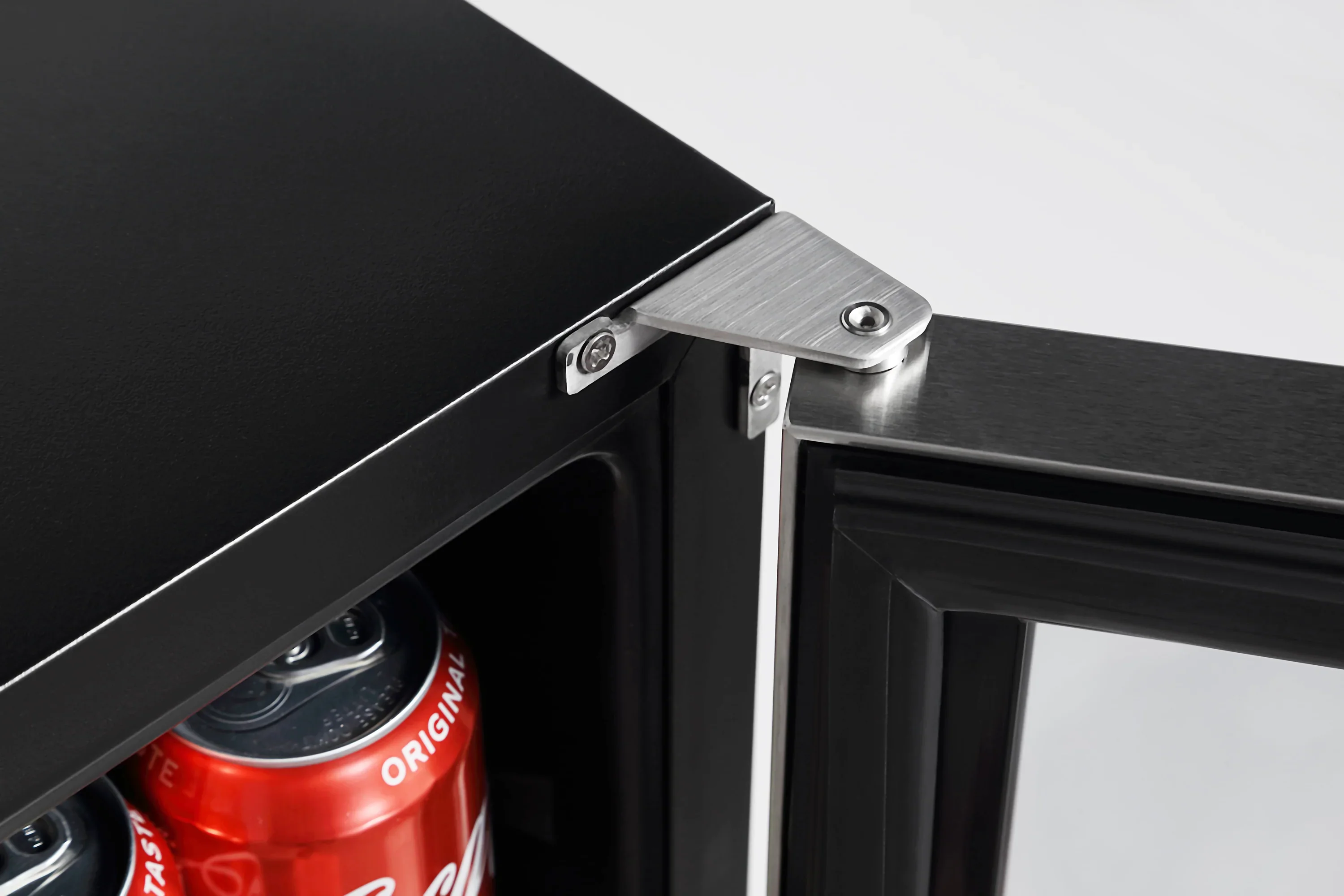 Empava 24-Inch Freestanding and Built-In Beverage Fridge (EMPV-BR02S) - Image 11