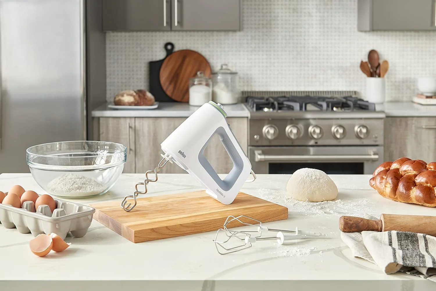 Braun Hand Mixer with Beaters, Dough Hooks, and Accessory Bag in White (HM5100WH) - Image 3