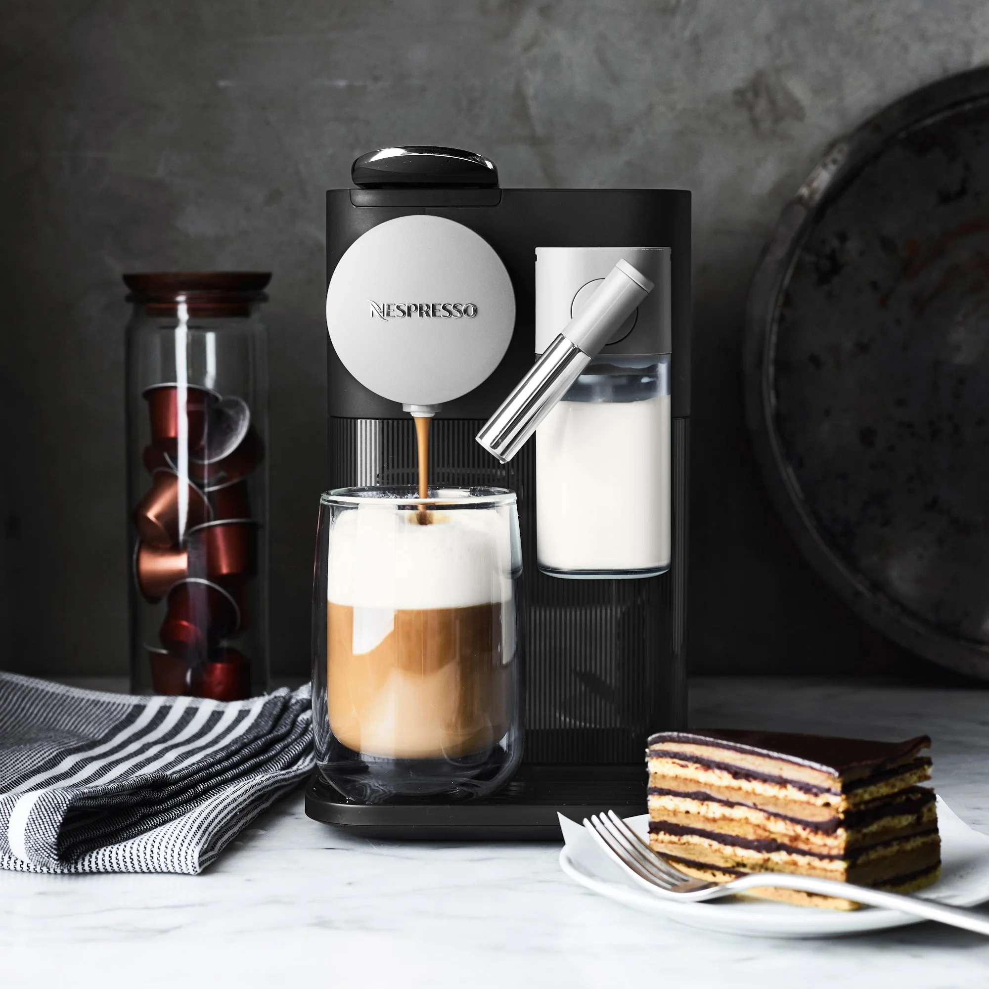 De'Longhi Nespresso Lattissima One Single Serve Espresso Coffee Machine in Black (EN510B) - Image 2