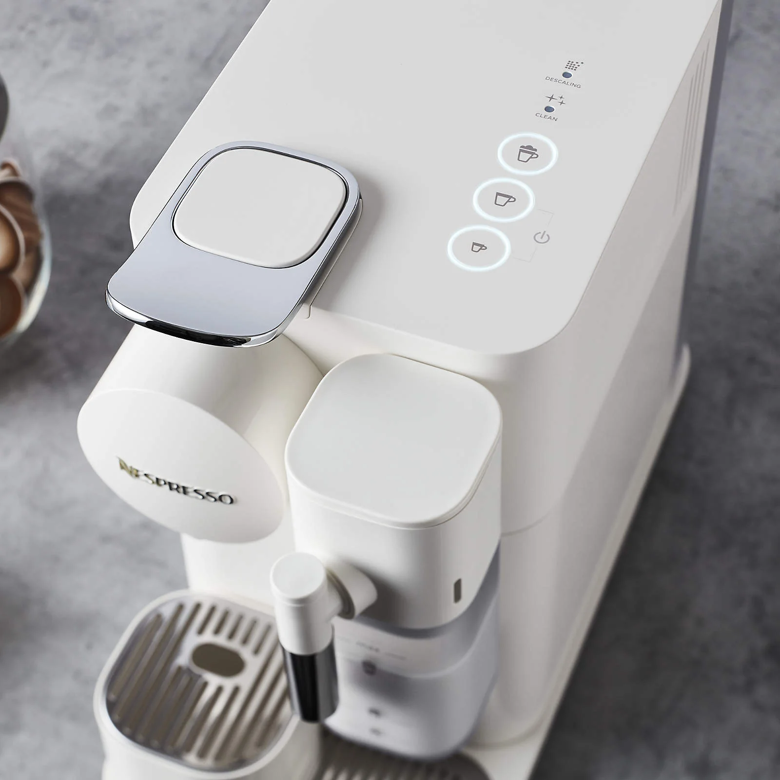 De'Longhi Nespresso Lattissima One Single Serve Coffee Machine in White (EN510W) - Image 4