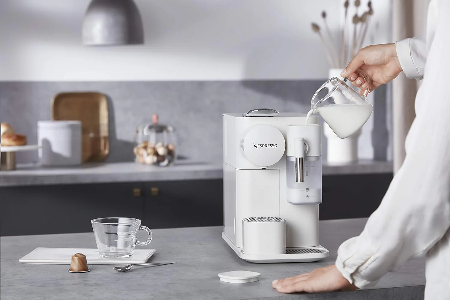 De'Longhi Nespresso Lattissima One Single Serve Coffee Machine in White (EN510W) - Image 6