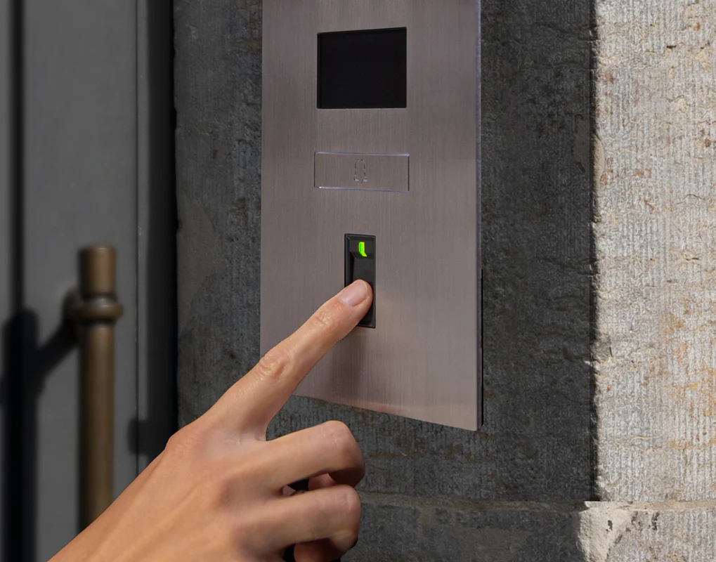 DoorBird D2101FV Fingerprint 50 IP Video Door Station in Chrome - Image 3