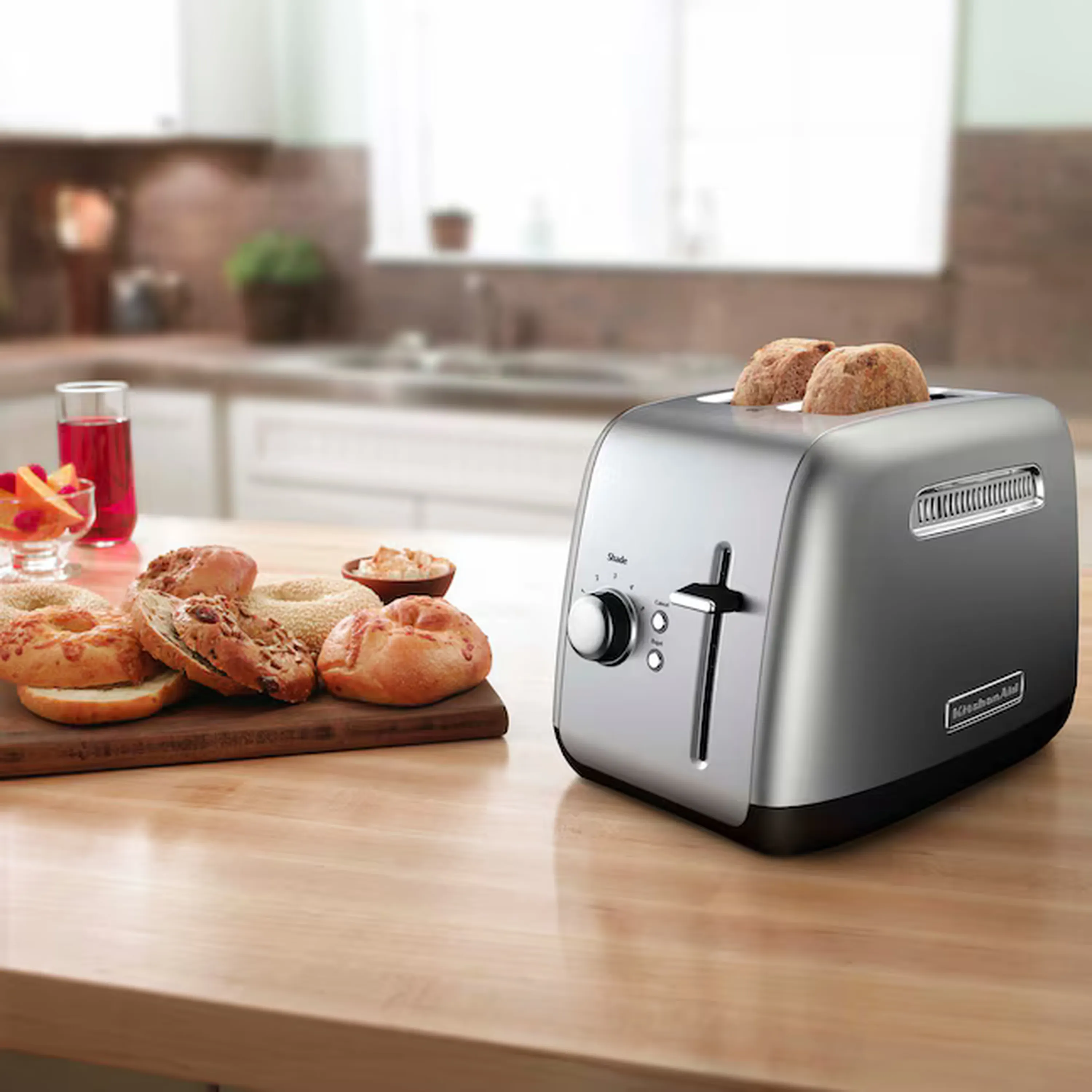 KitchenAid 2 Slice Toaster Toast with Manual Lift Lever in Contour Silver (KMT2115CU) - Image 2