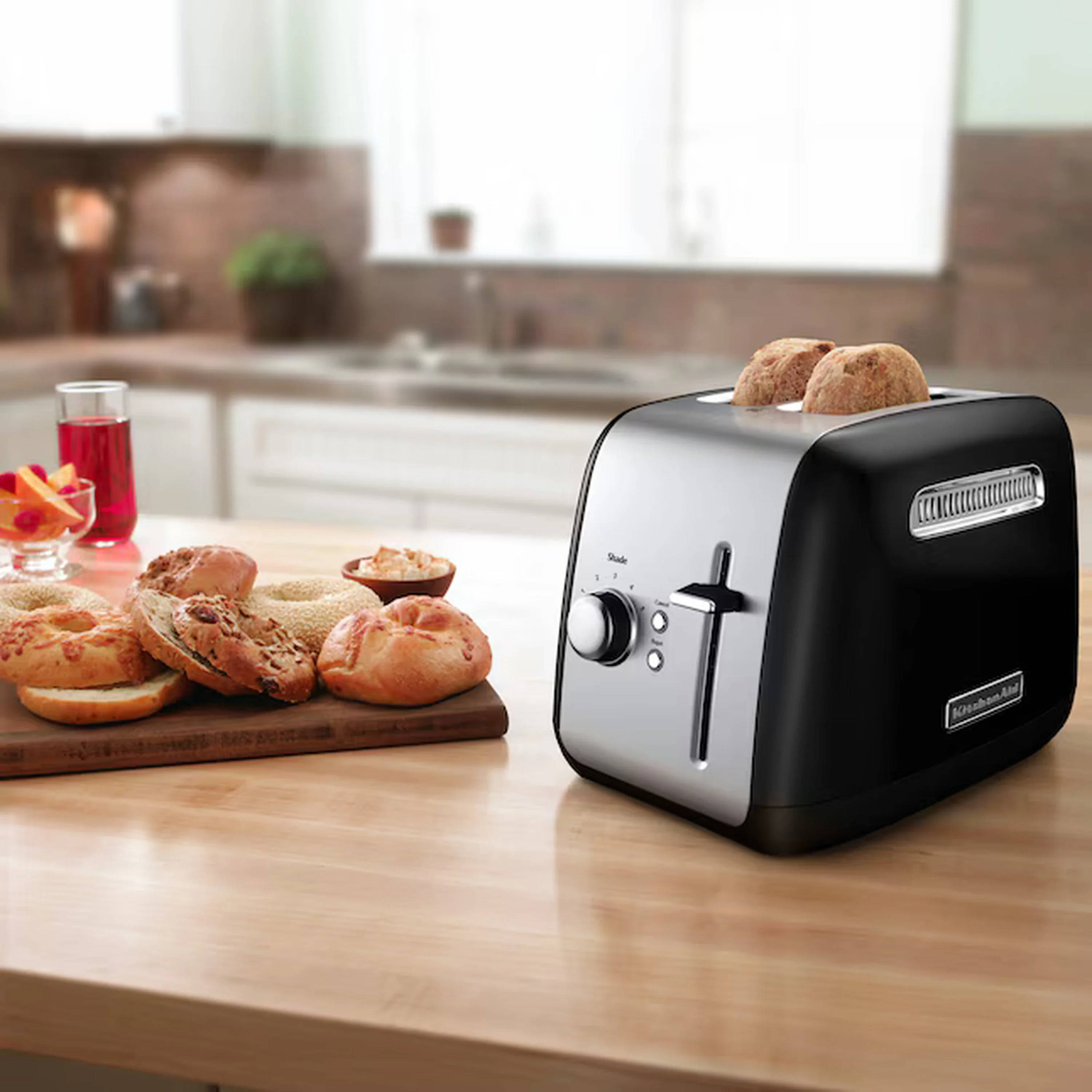 KitchenAid 2 Slice Toaster with Manual Lift Lever in Onyx Black (KMT2115OB) - Image 2