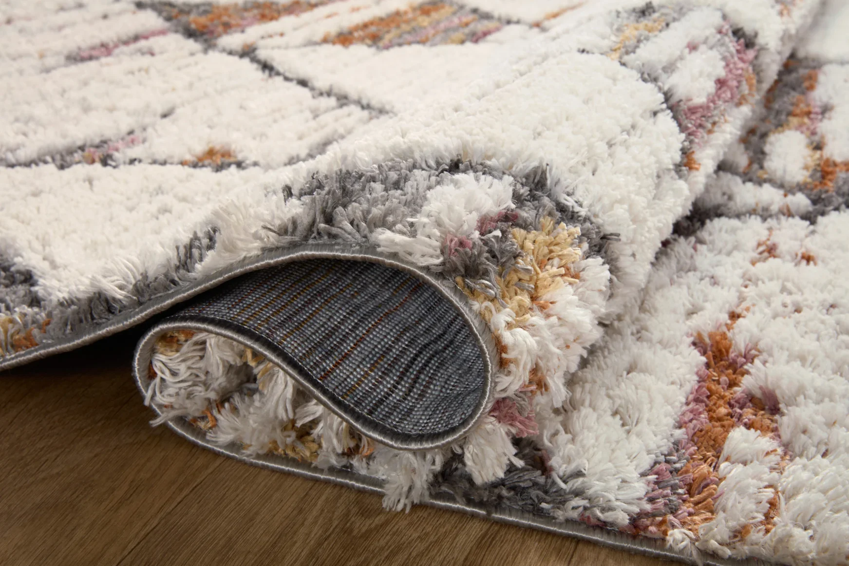 Loloi Levitt Shags in Ivory and Fiesta 2' 3" x 4' Accent Rug (LEV-05) - Image 4