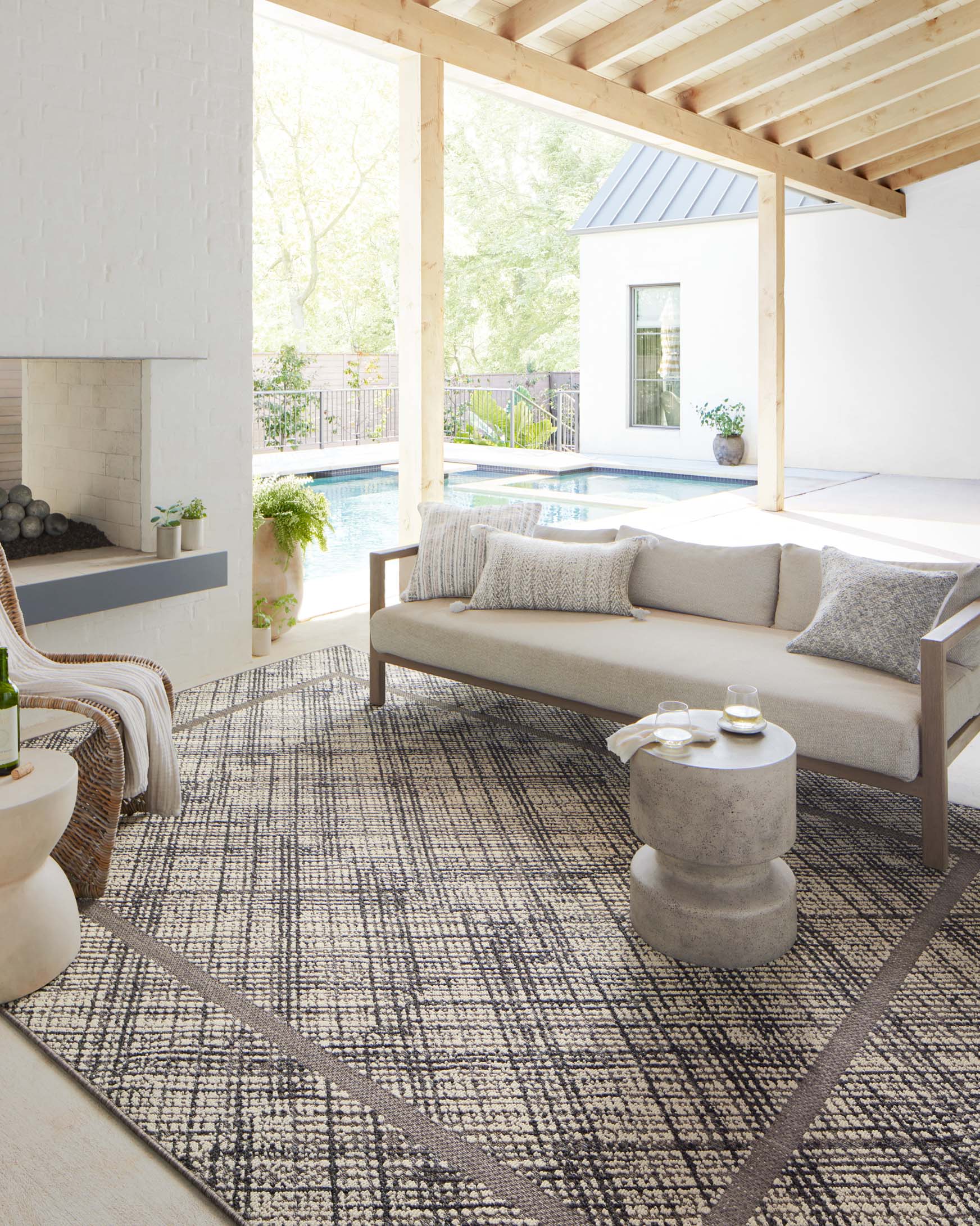 Loloi Rainier Indoor/Outdoor in Ivory and Charcoal 7'10" x 10'10" Area Rug (RAI-10) - Image 2