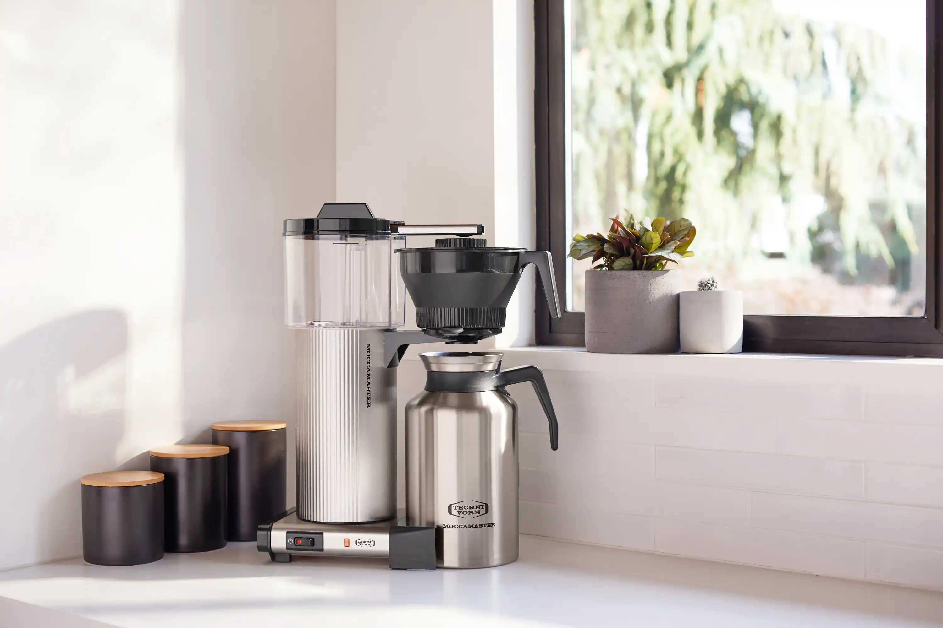 Moccamaster CDT Grand Carafe 15-Cup Coffee Maker in Brushed Silver with Manual Adjust Drip-Stop, 60 Ounce, 1.8 L (39340) - Image 3