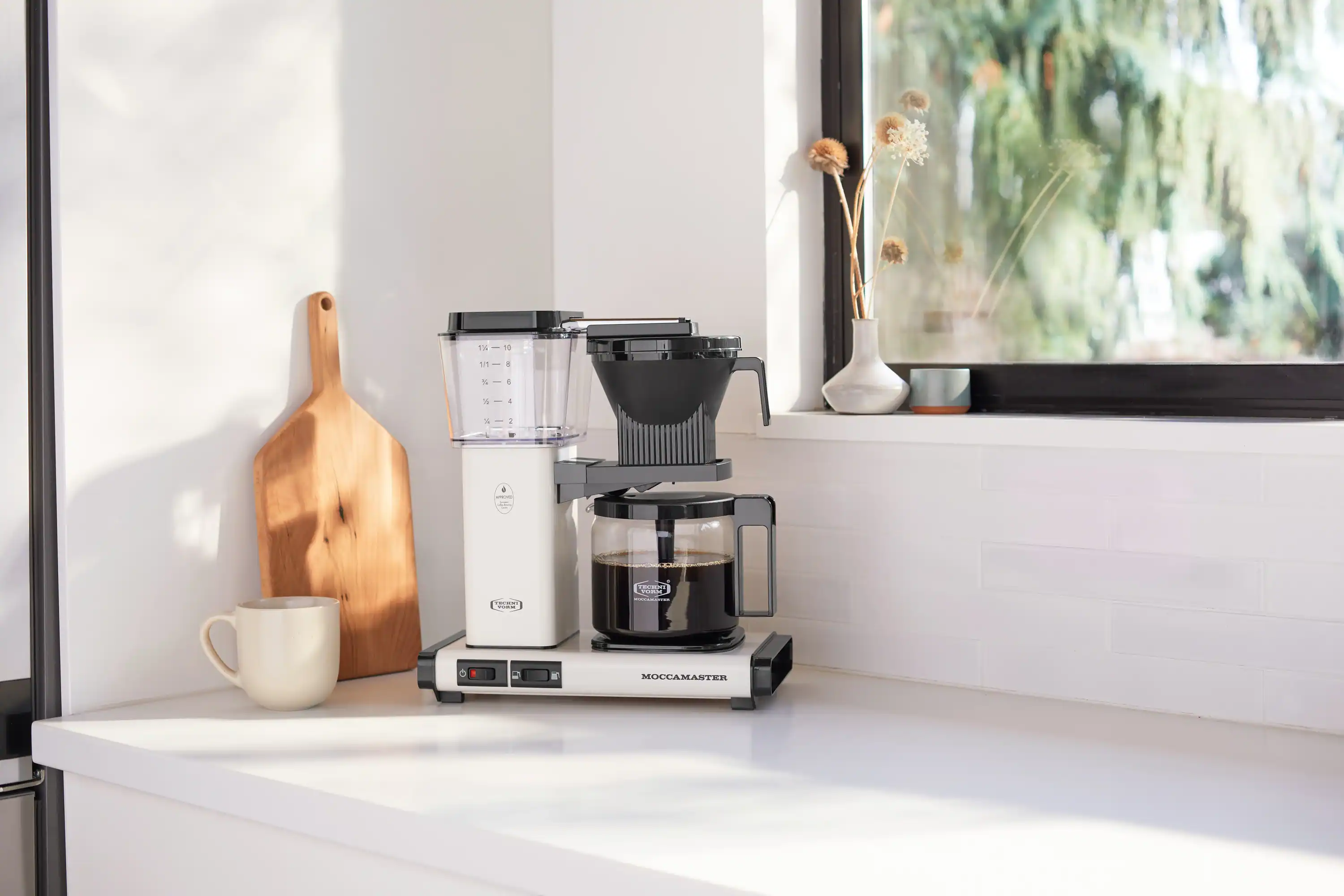 Moccamaster KBGV Select Glass Carafe 10-Cup Coffee Maker in Off-White with Automatic Drip-Stop, 40 Ounce, 1.25L (53933) - Image 4