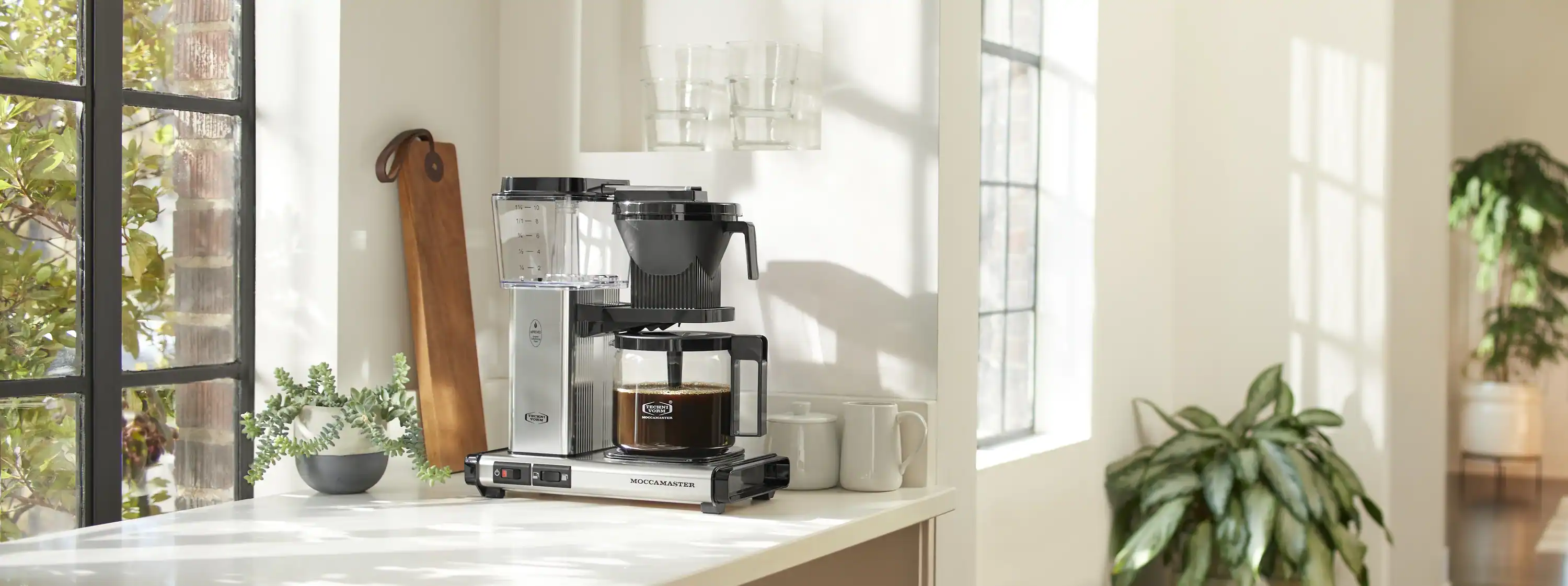 Moccamaster KBGV Select Glass Carafe 10-Cup Coffee Maker in Polished Silver with Automatic Drip-Stop, 40 Ounce, 1.25L (53941) - Image 16