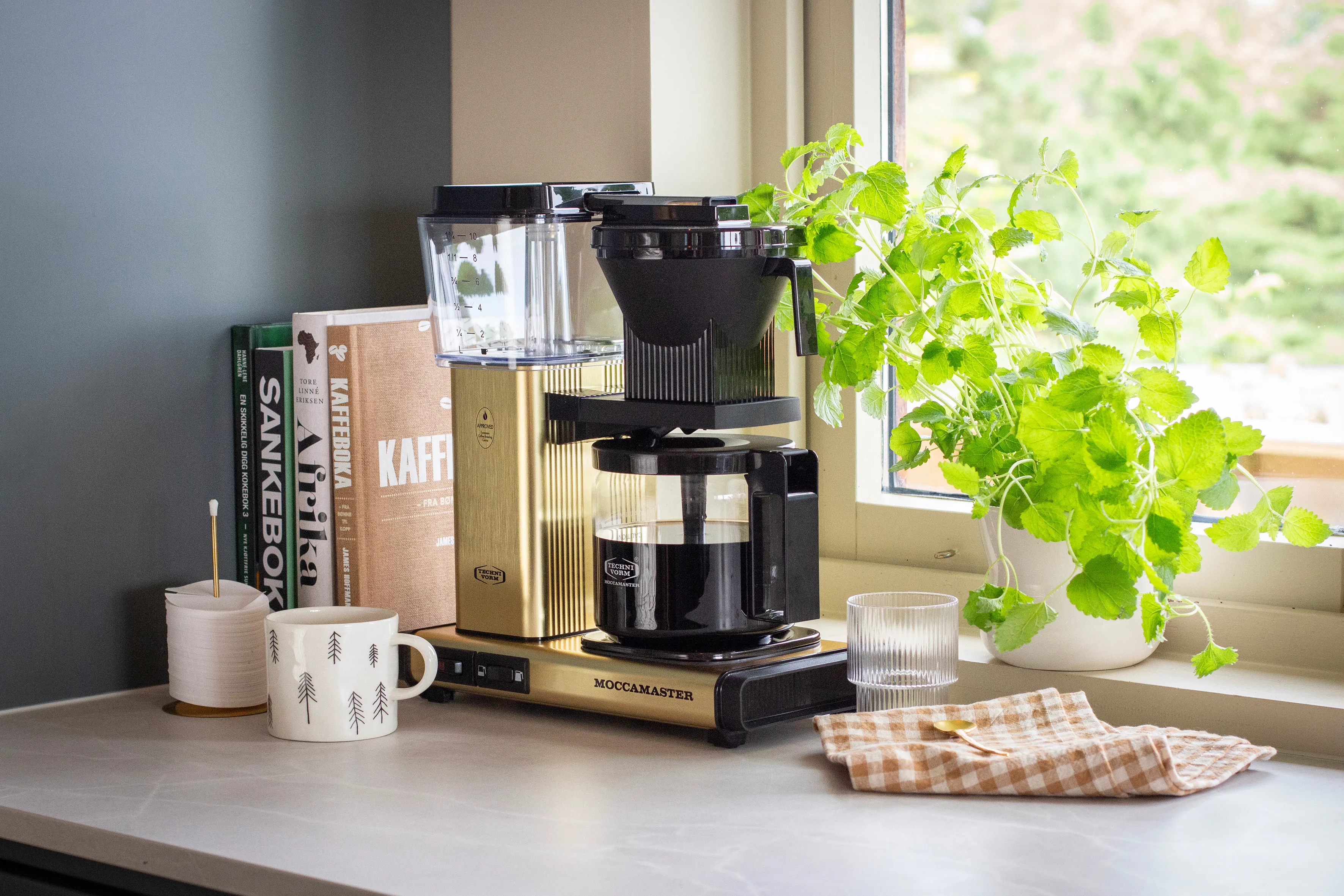 Moccamaster KBGV Select Glass Carafe 10-Cup Coffee Maker in Brushed Gold with Volume Selector Switch, Automatic Drip-Stop & Auto-off 100 minutes, 40 Ounce, 1.25L (53936) - Image 3