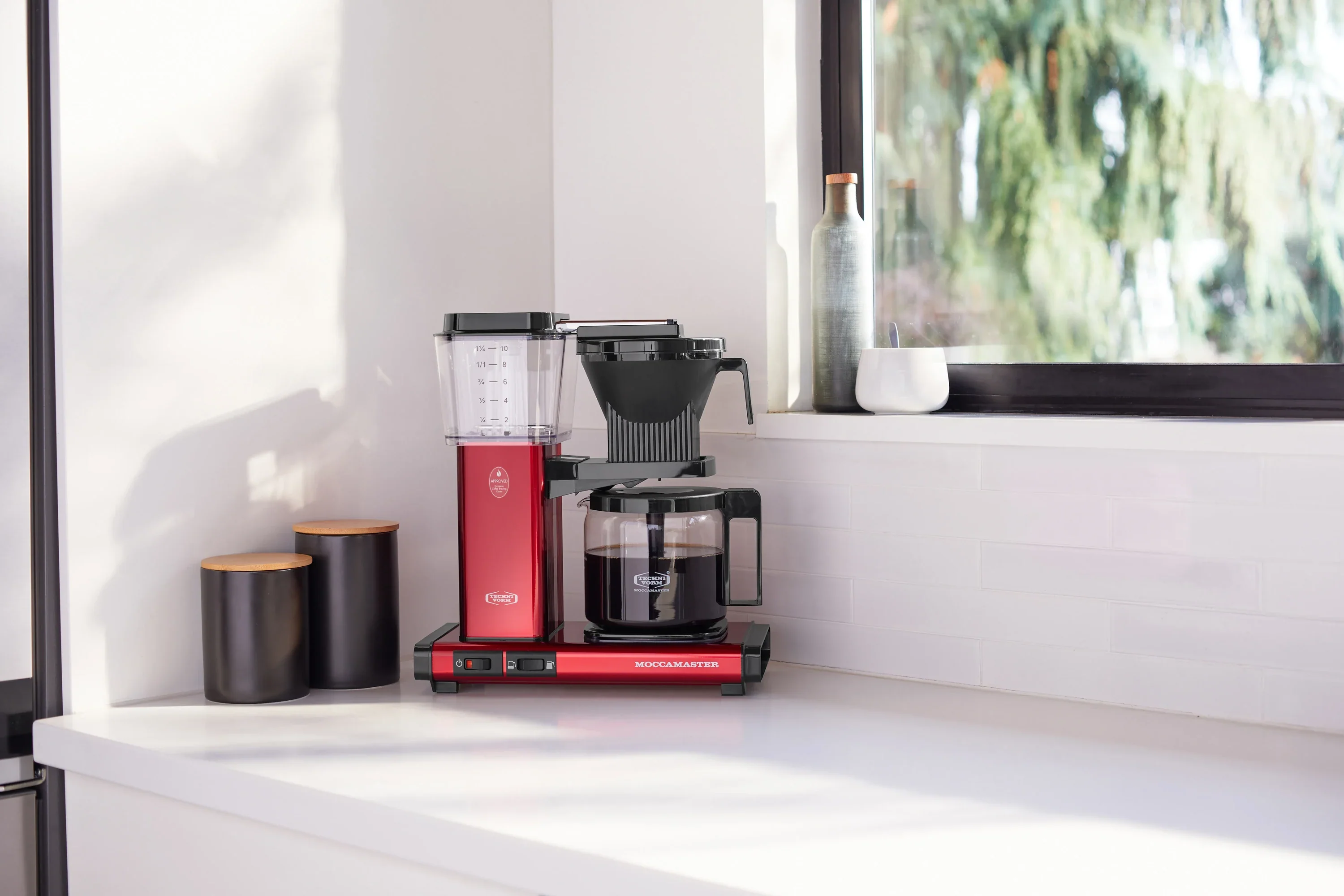 Moccamaster KBGV Select Glass Carafe 10-Cup Coffee Maker in Candy Apple Red with Volume Selector Switch, Automatic Drip-Stop & Auto-off 100 minutes, 40 Ounce, 1.25L (53944) - Image 5