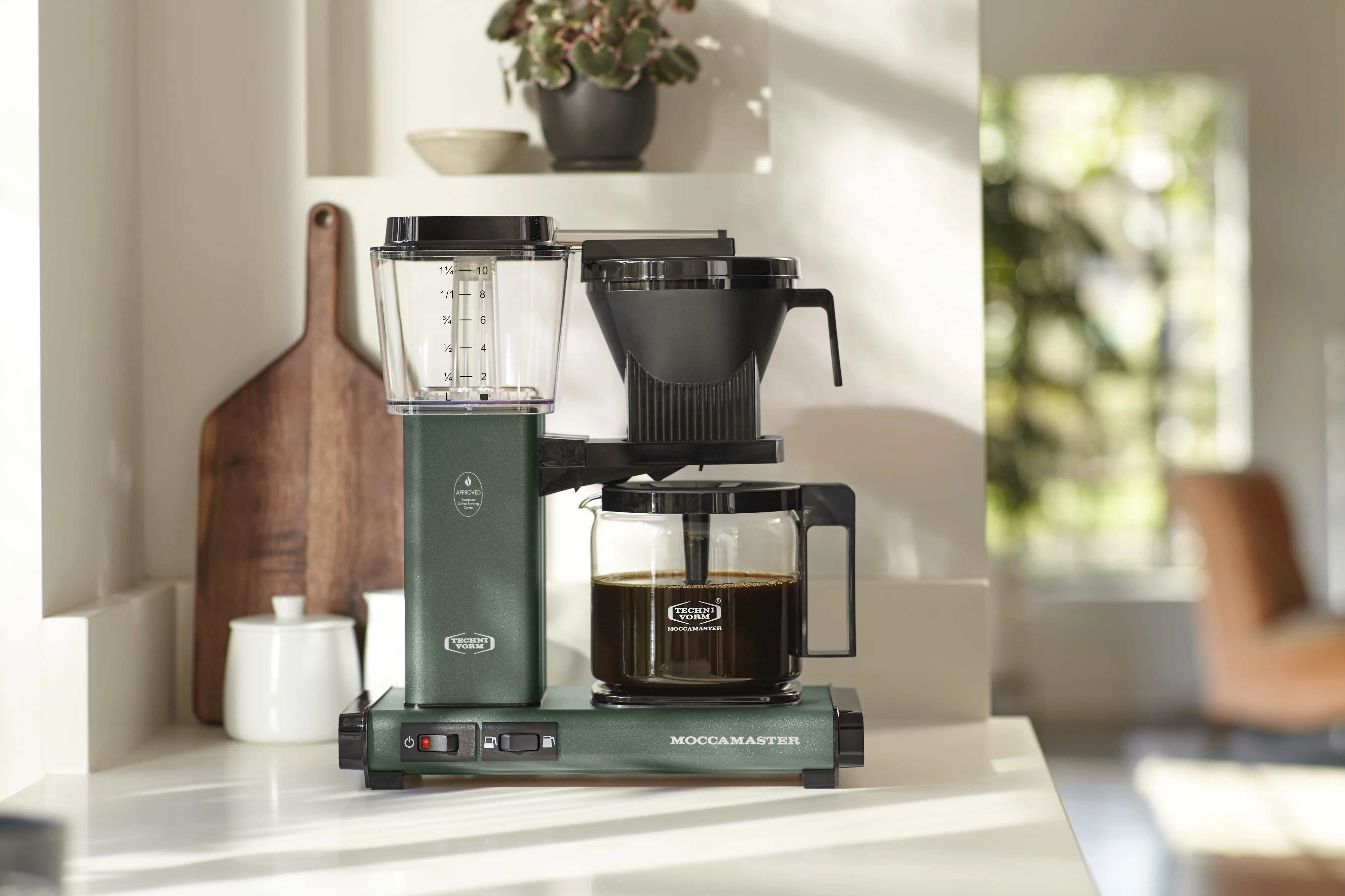 Moccamaster KBGV Select Glass Carafe 10-Cup Coffee Maker in Juniper with Volume Selector Switch, Automatic Drip-Stop, & Auto-off 100 minutes, 40 Ounce, 1.25L (53923) - Image 2