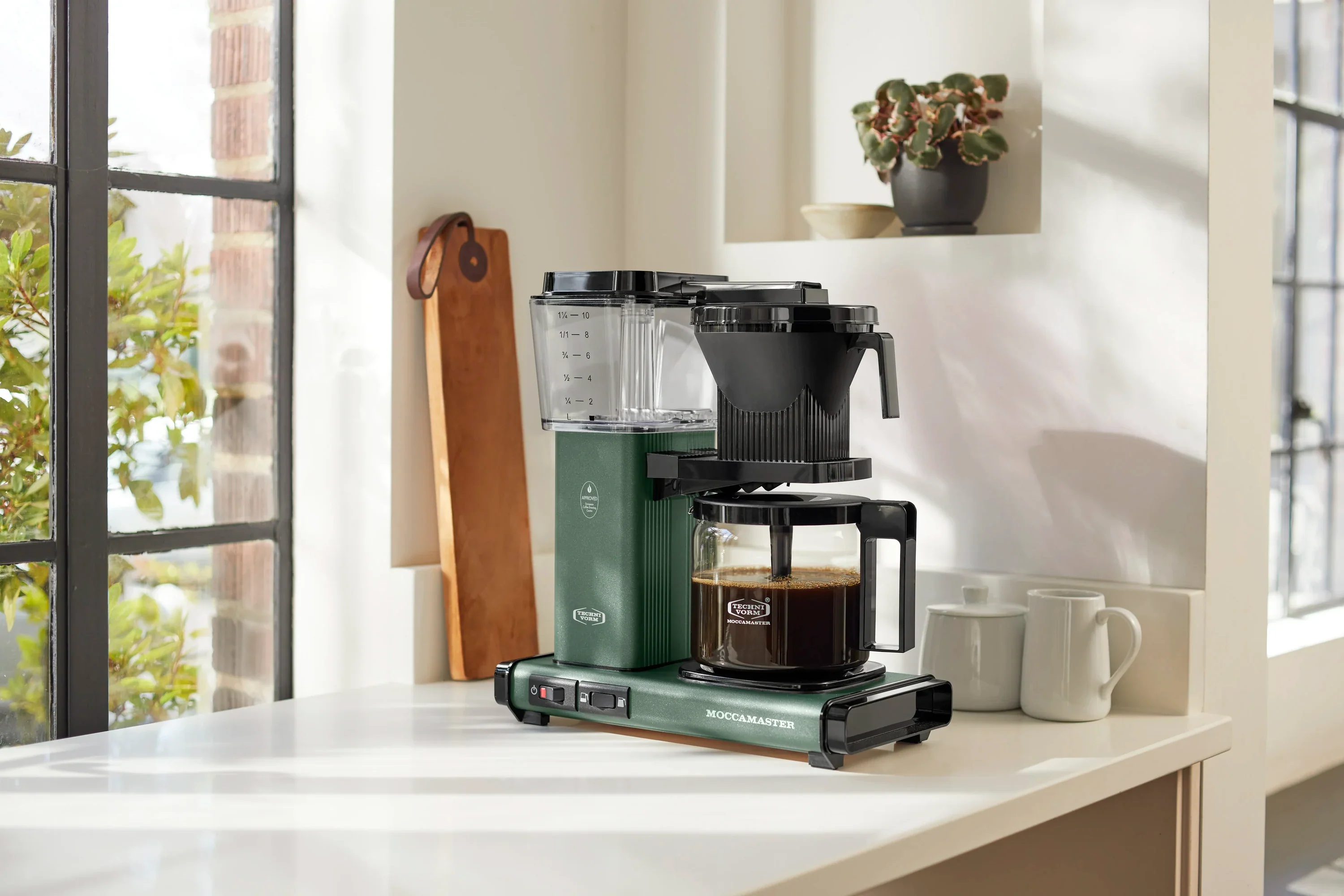 Moccamaster KBGV Select Glass Carafe 10-Cup Coffee Maker in Juniper with Volume Selector Switch, Automatic Drip-Stop, & Auto-off 100 minutes, 40 Ounce, 1.25L (53923) - Image 4
