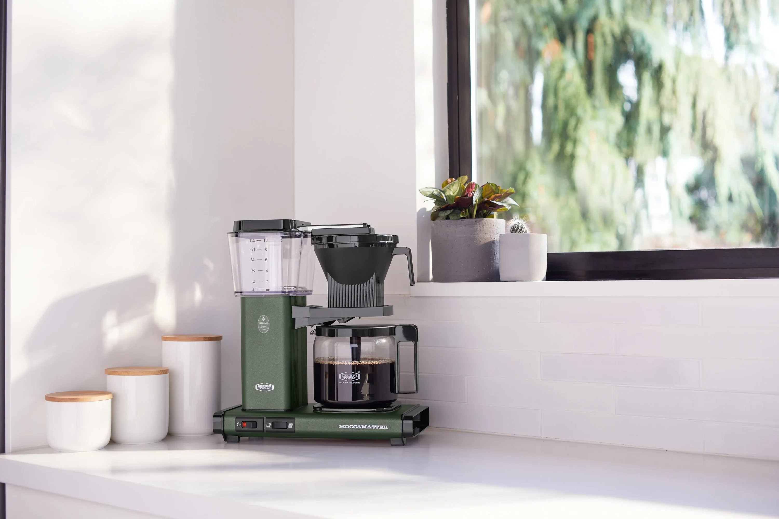 Moccamaster KBGV Select Glass Carafe 10-Cup Coffee Maker in Juniper with Volume Selector Switch, Automatic Drip-Stop, & Auto-off 100 minutes, 40 Ounce, 1.25L (53923) - Image 5