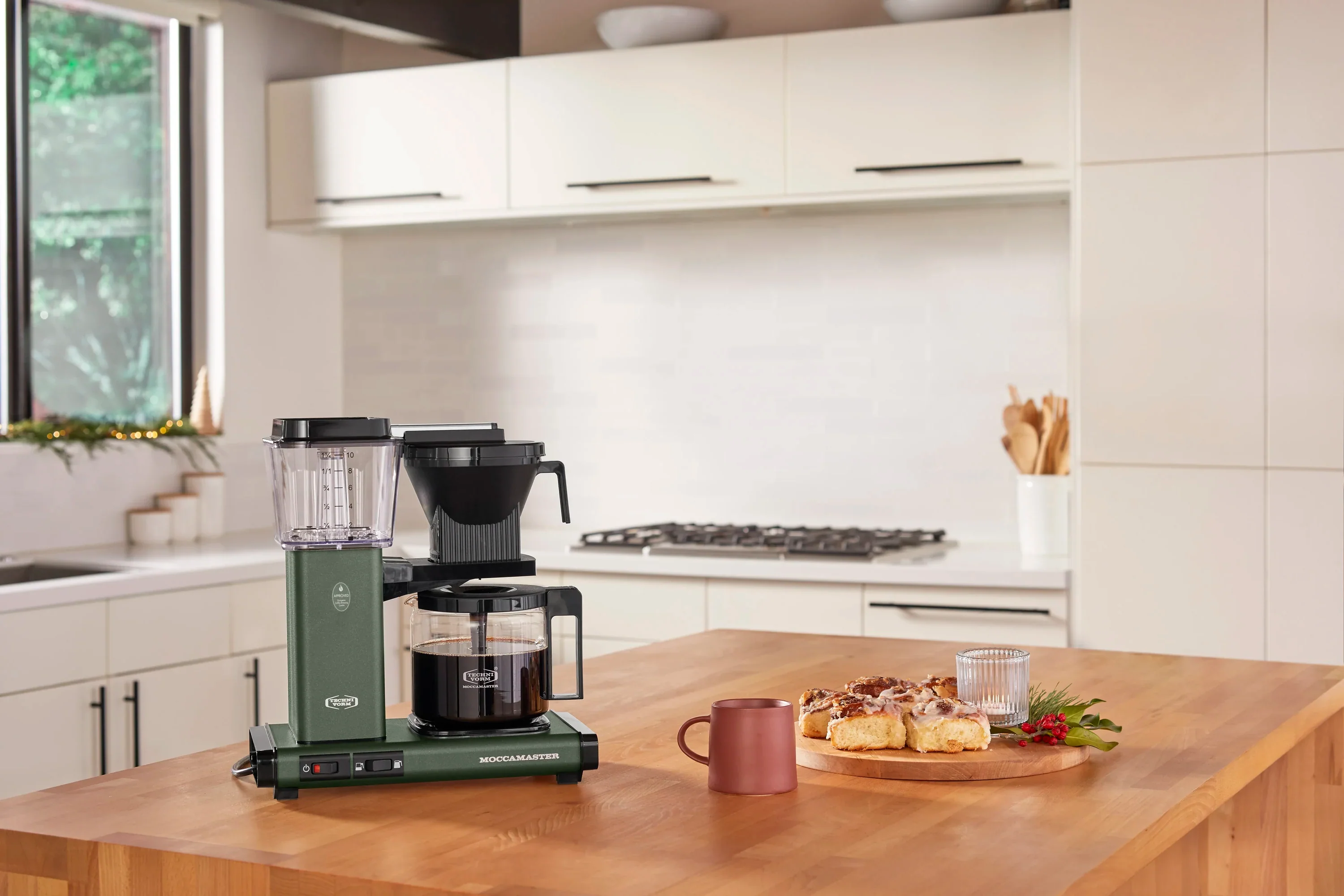 Moccamaster KBGV Select Glass Carafe 10-Cup Coffee Maker in Juniper with Volume Selector Switch, Automatic Drip-Stop, & Auto-off 100 minutes, 40 Ounce, 1.25L (53923) - Image 6
