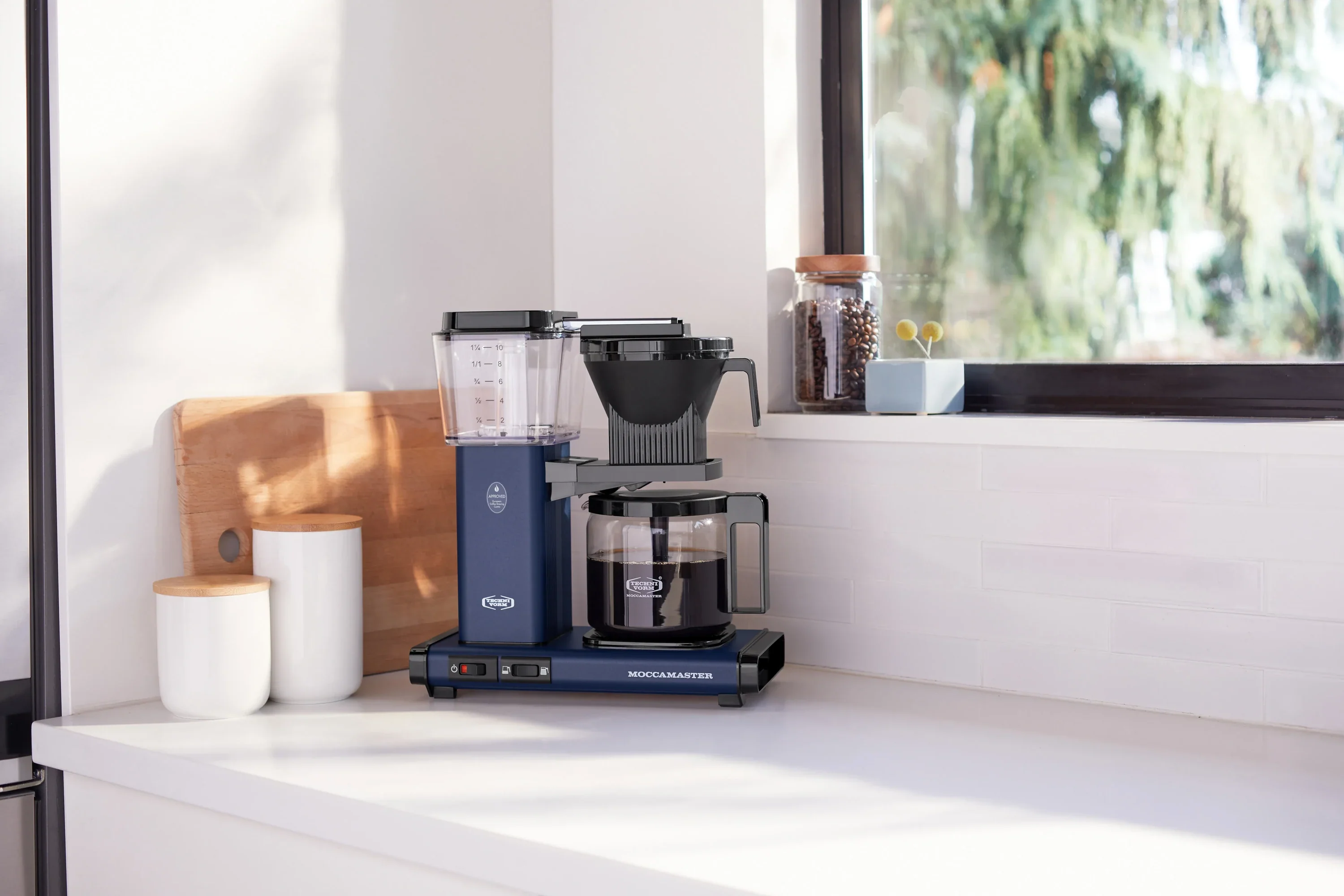 Moccamaster KBGV Select Glass Carafe 10-Cup Coffee Maker in Midnight Blue with Volume Selector Switch, Automatic Drip-Stop & Auto-off 100 minutes, 40 Ounce, 1.25L (53928) - Image 4