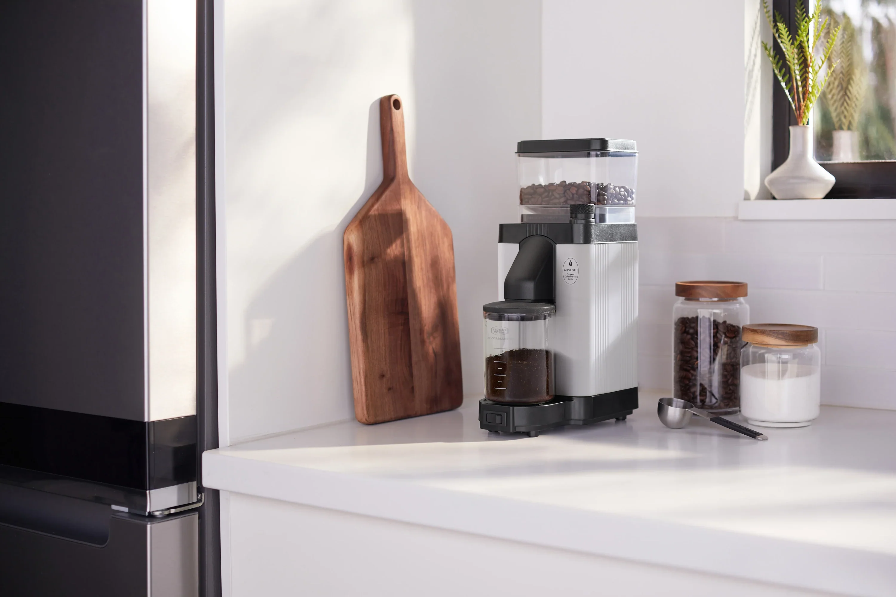 Moccamaster KM5 Burr Grinder in Matte White with 50 mm Burrs Hopper Capacity, 8.8 Ounce (49522) - Image 3