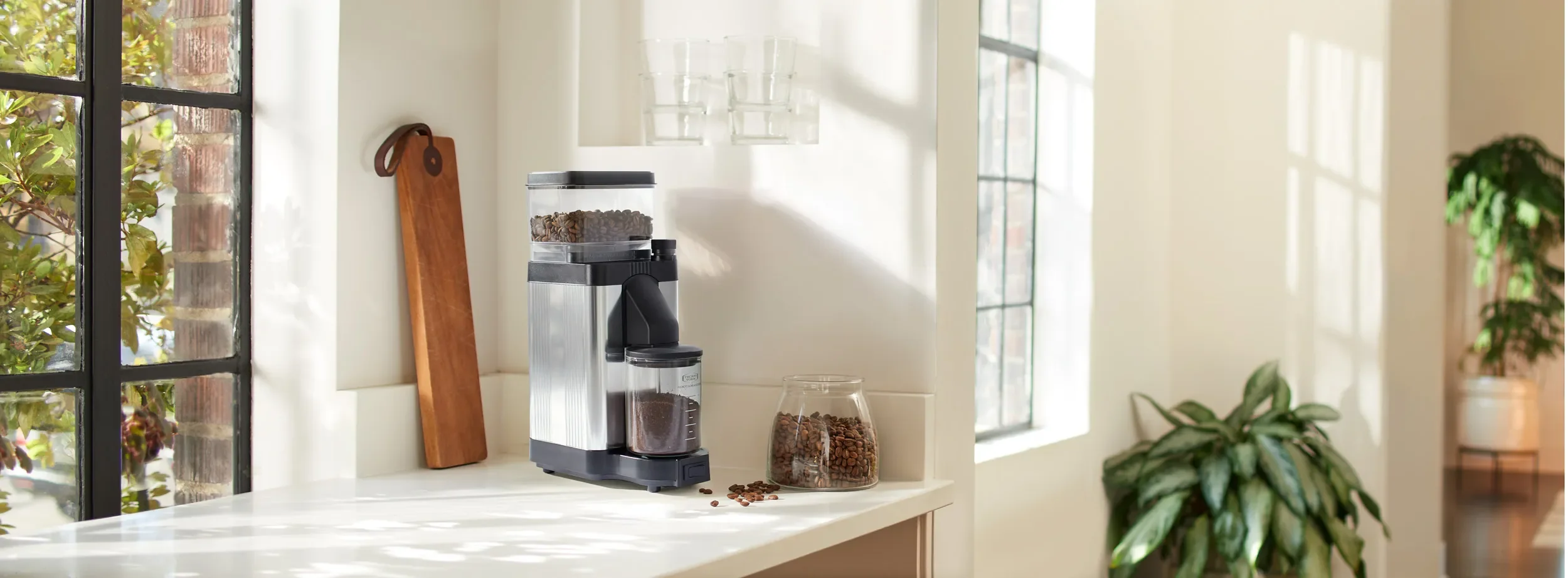 Moccamaster KM5 Burr Grinder in Polished Silver with 50 mm Burrs Hopper Capacity, 8.8 Ounce (49520) - Image 3