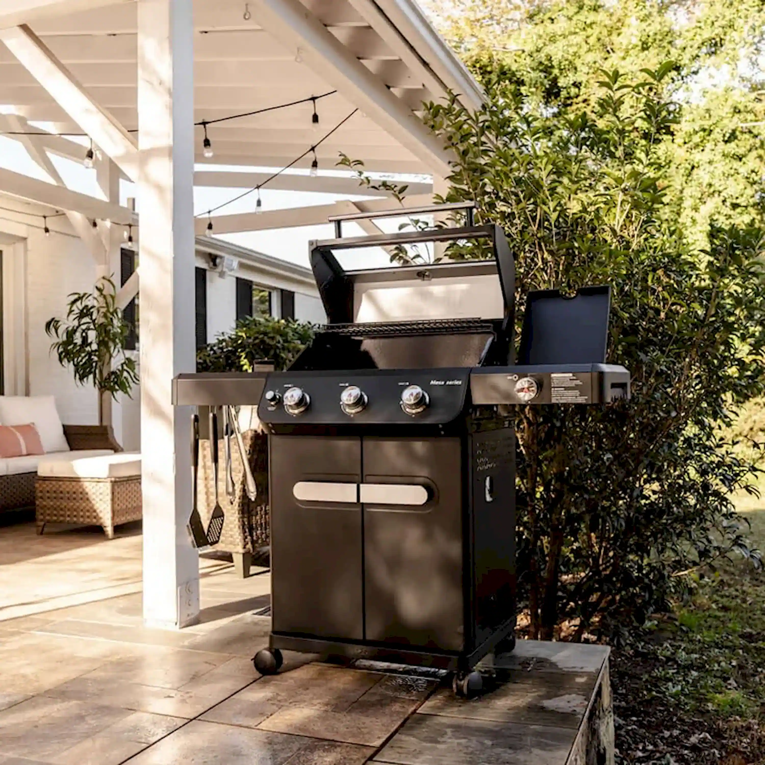 Monument Mesa Propane Gas Grill in Black with 3 Burners (M325) - Image 4