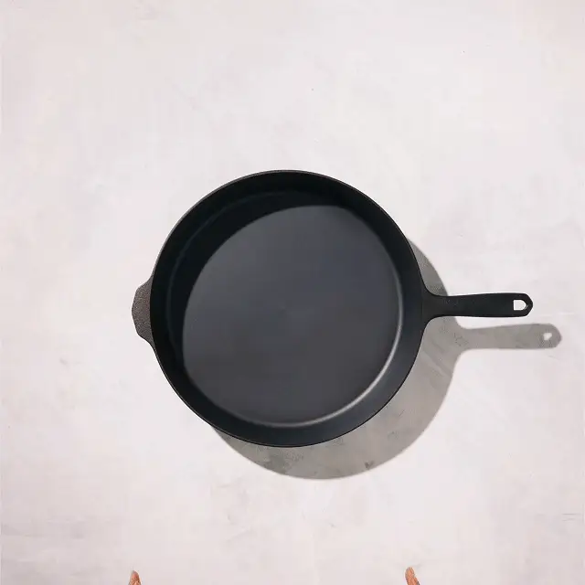 Field Company No.12, 13 ⅜-Inches Cast Iron Skillet - Image 9