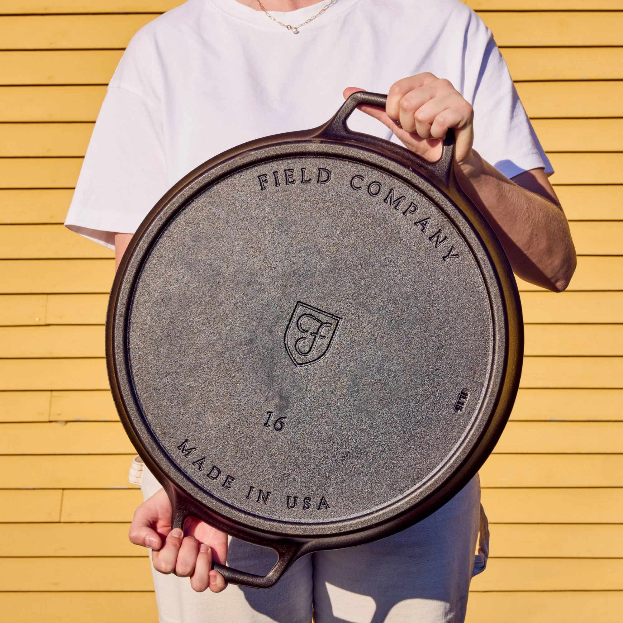 Field Company No.16, 16 ¾”-Inches Double-Handled Cast Iron Skillet - Image 2