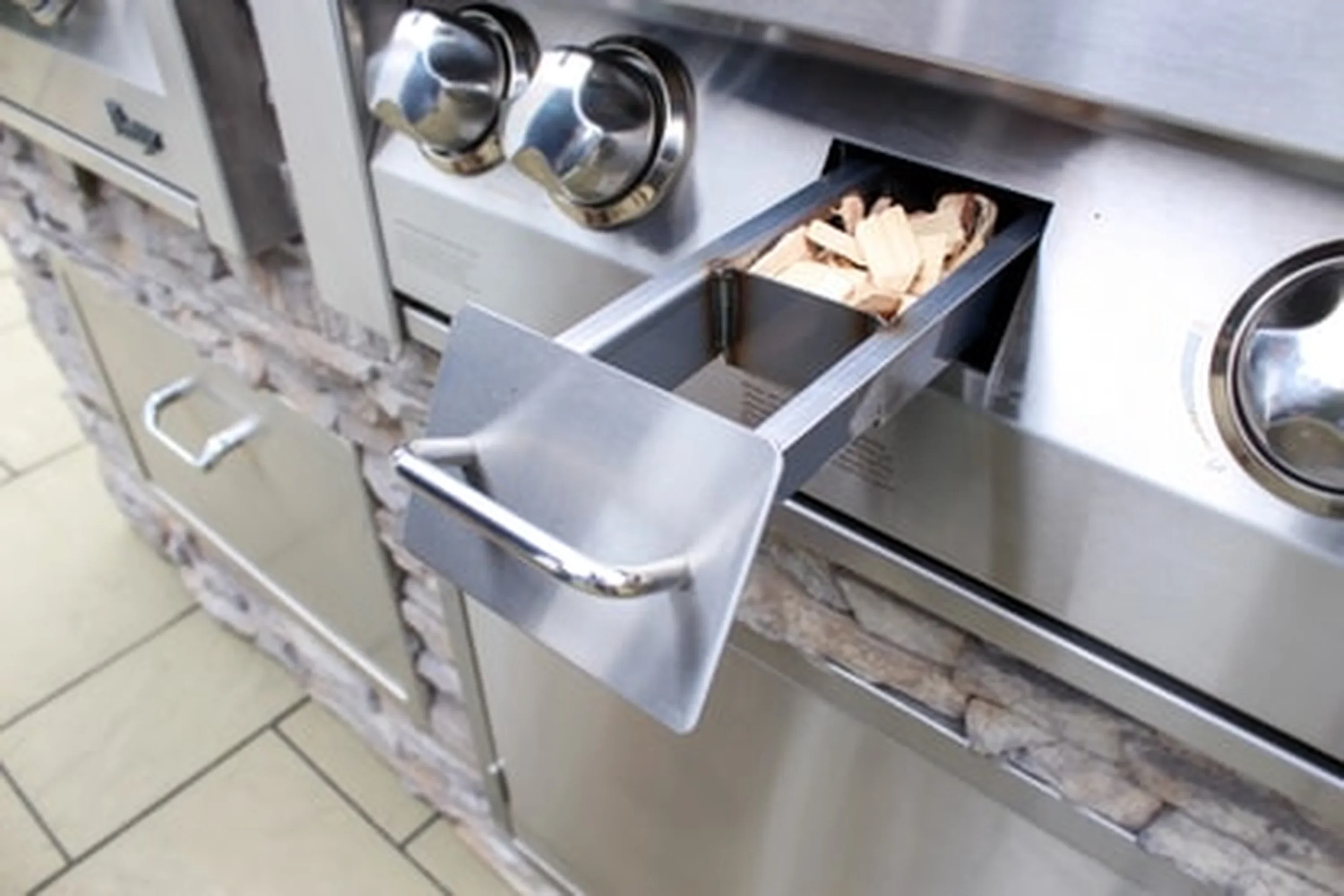 Vintage 42-Inch Built-In Natural Gas Grill in Stainless with Sear Zone (VBQ42SZG-N) - Image 14